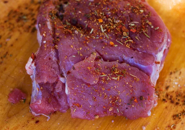 Ağaç baharat ile çiğ et