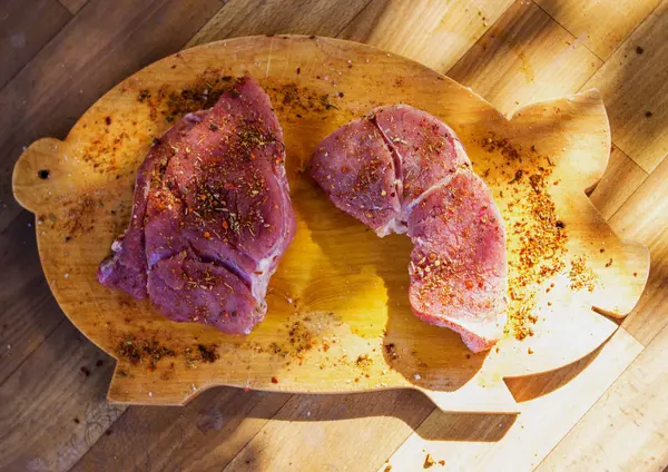 Ağaç baharat ile çiğ et