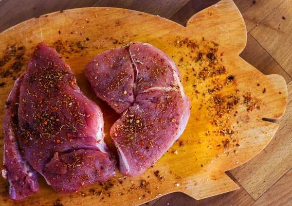 Ağaç baharat ile çiğ et