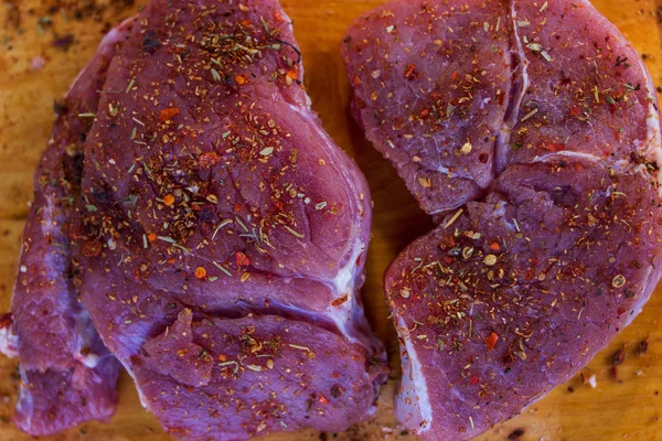 Ağaç baharat ile çiğ et