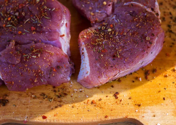 Ağaç baharat ile çiğ et