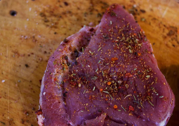 Carne crua com tempero na árvore — Fotografia de Stock