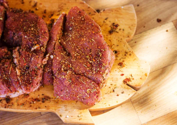 Ağaç baharat ile çiğ et