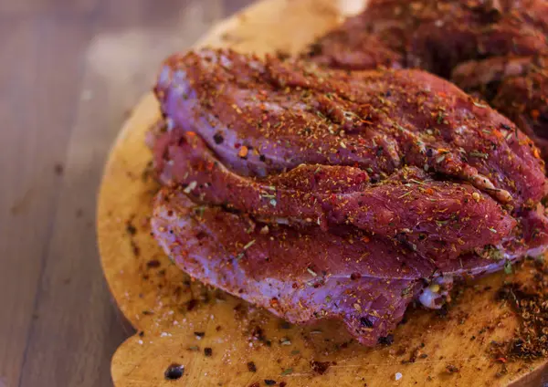 Carne crua com tempero na árvore — Fotografia de Stock