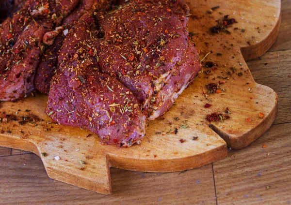 Ağaç baharat ile çiğ et