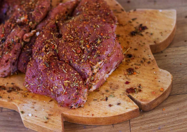 Carne crua com tempero na árvore — Fotografia de Stock