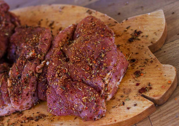 Ağaç baharat ile çiğ et