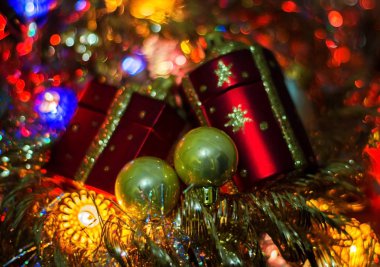 Noel ışıkları karanlık bir arka plan üzerinde. Yazıt için bir yer.