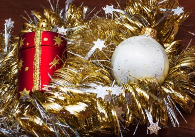 Bir kartpostal ile Noel oyuncaklar için şablon. arka plan.