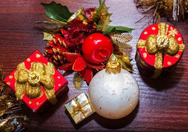 Bir kartpostal ile Noel oyuncaklar için şablon. arka plan.