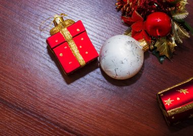 Bir kartpostal ile Noel oyuncaklar için şablon. arka plan.