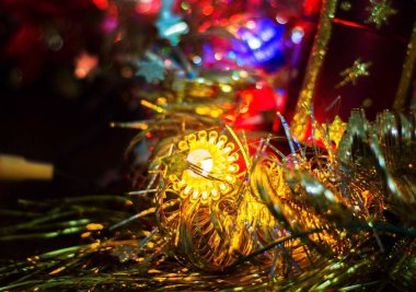 Noel ışıkları karanlık bir arka plan üzerinde. Yazıt için bir yer.