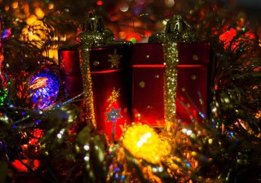 Noel ışıkları karanlık bir arka plan üzerinde. Yazıt için bir yer.