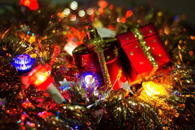 Noel ışıkları karanlık bir arka plan üzerinde. Yazıt için bir yer.