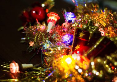 Noel ışıkları karanlık bir arka plan üzerinde. Yazıt için bir yer.