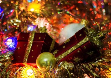 Noel ışıkları karanlık bir arka plan üzerinde. Yazıt için bir yer.