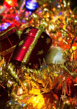 Noel ışıkları karanlık bir arka plan üzerinde. Yazıt için bir yer.