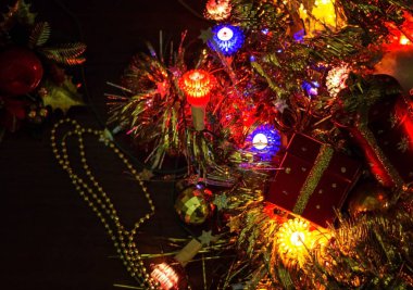 Noel ışıkları karanlık bir arka plan üzerinde. Yazıt için bir yer.