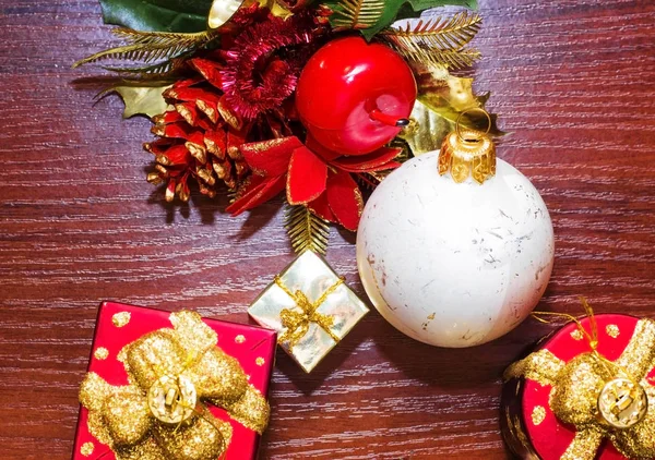 Bir kartpostal ile Noel oyuncaklar için şablon. arka plan.