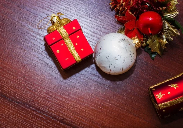 Bir kartpostal ile Noel oyuncaklar için şablon. arka plan.