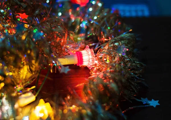 Weihnachtsbeleuchtung auf dunklem Hintergrund. Platz für die Inschrift. — Stockfoto