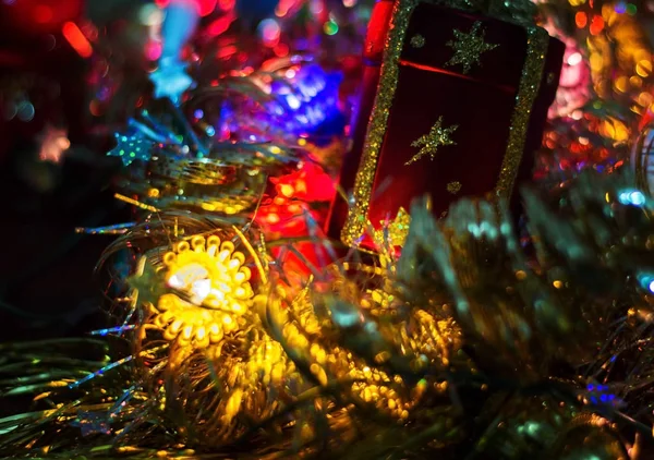 Noel ışıkları karanlık bir arka plan üzerinde. Yazıt için bir yer.