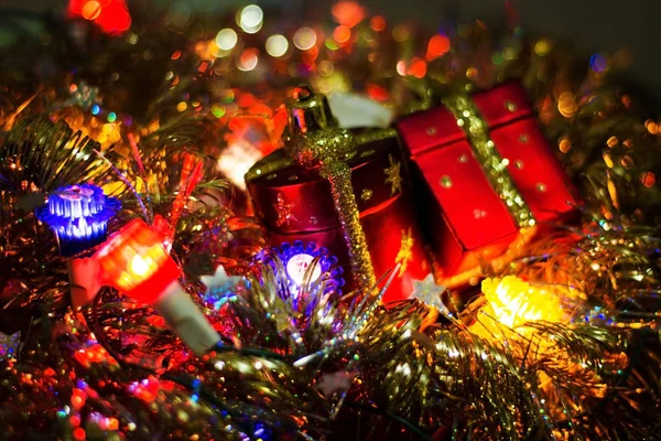 Noel ışıkları karanlık bir arka plan üzerinde. Yazıt için bir yer.