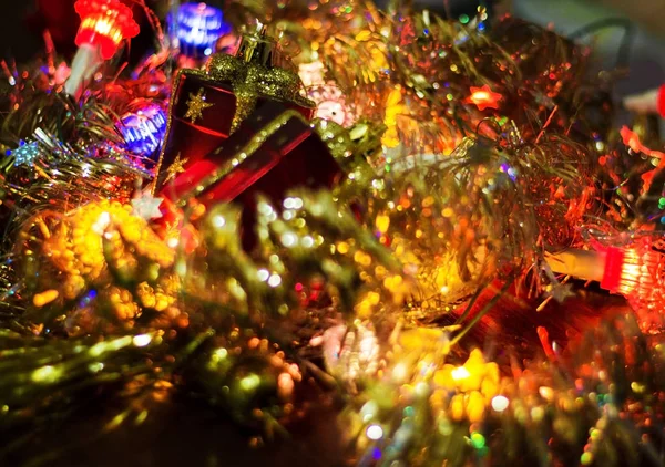 Noel ışıkları karanlık bir arka plan üzerinde. Yazıt için bir yer.