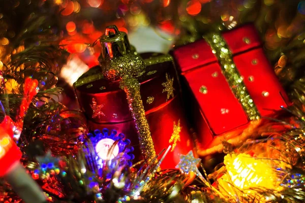 Noel ışıkları karanlık bir arka plan üzerinde. Yazıt için bir yer.