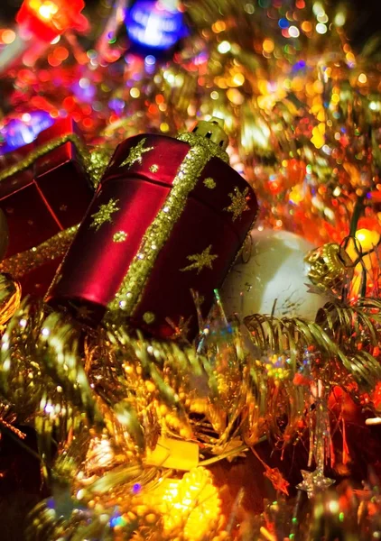 Noel ışıkları karanlık bir arka plan üzerinde. Yazıt için bir yer.