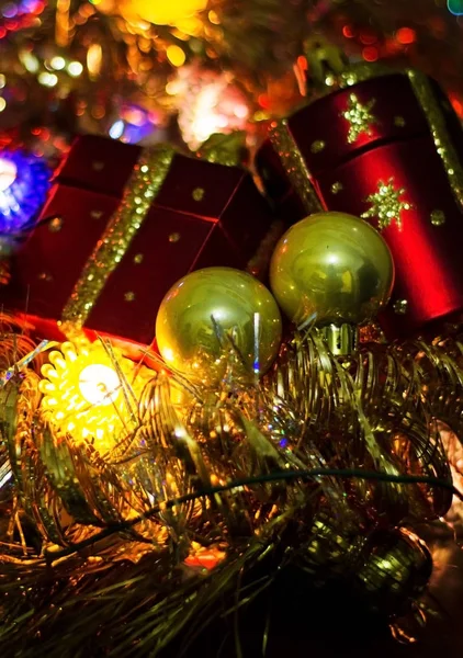 Noel ışıkları karanlık bir arka plan üzerinde. Yazıt için bir yer.