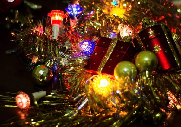 Χριστουγεννιάτικα φωτάκια σε σκούρο φόντο. Για την επιγραφή. — Φωτογραφία Αρχείου