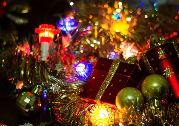 Noel ışıkları karanlık bir arka plan üzerinde. Yazıt için bir yer.