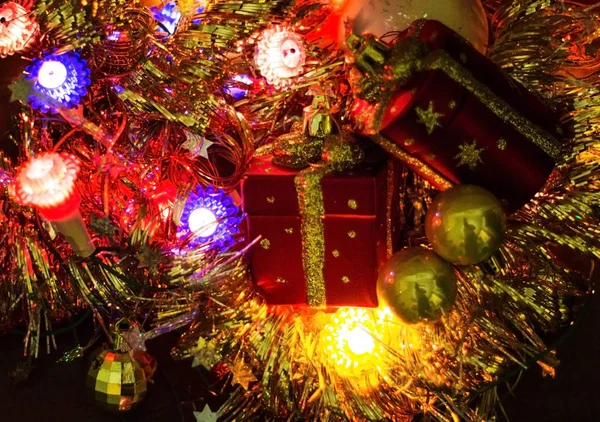 Noel ışıkları karanlık bir arka plan üzerinde. Yazıt için bir yer.