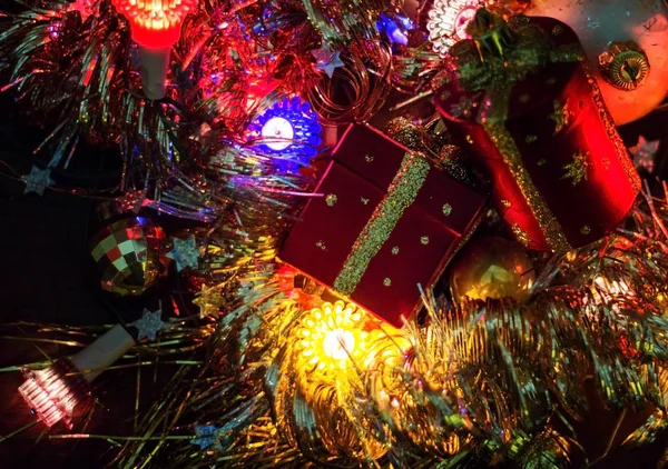 Luces de Navidad sobre un fondo oscuro. Lugar para la inscripción . —  Fotos de Stock