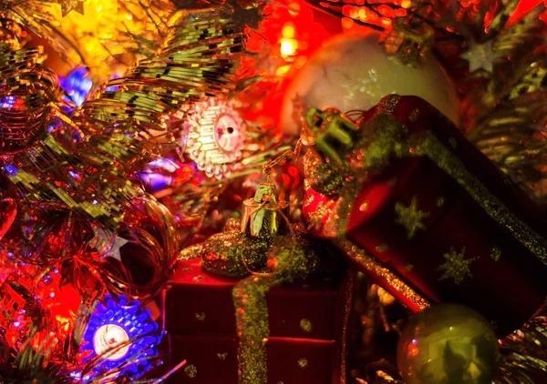 Weihnachtsbeleuchtung auf dunklem Hintergrund. Platz für die Inschrift. — Stockfoto