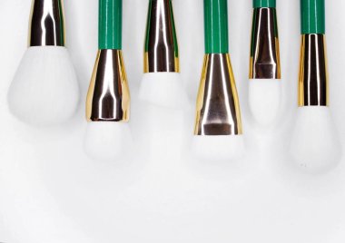 Beyaz nap ile makyaj için fırçalar