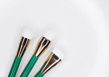 Beyaz nap ile makyaj için fırçalar