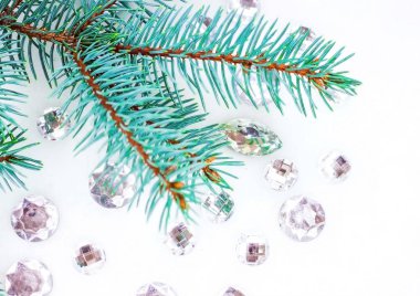 Mavi ladin şube ile dekorasyon için kristalleri.