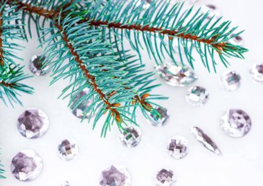 Mavi ladin şube ile dekorasyon için kristalleri.