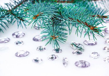 Mavi ladin şube ile dekorasyon için kristalleri.