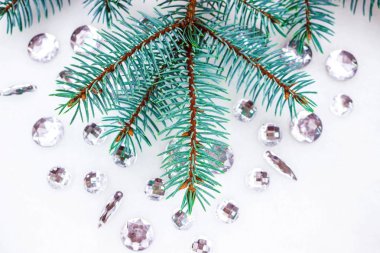 Mavi ladin şube ile dekorasyon için kristalleri.