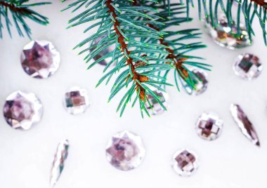 Mavi ladin şube ile dekorasyon için kristalleri.