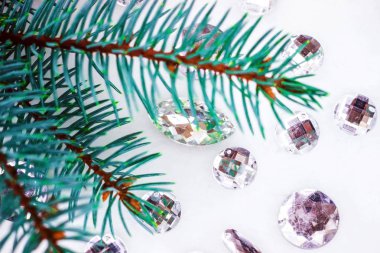 Mavi ladin şube ile dekorasyon için kristalleri.