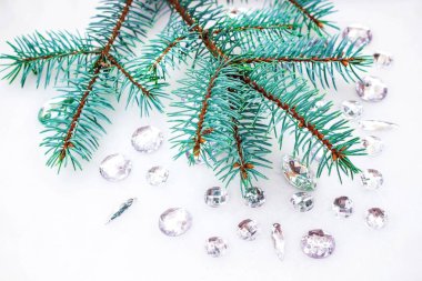 Mavi ladin şube ile dekorasyon için kristalleri.