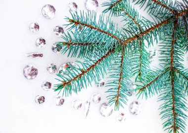 Mavi ladin şube ile dekorasyon için kristalleri.