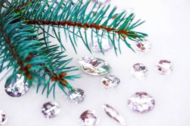 Mavi ladin şube ile dekorasyon için kristalleri.