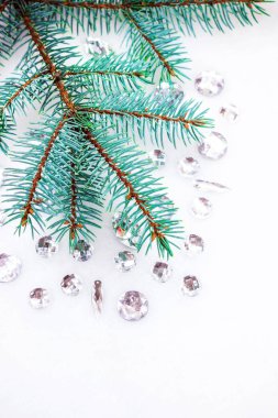 Mavi ladin şube ile dekorasyon için kristalleri.