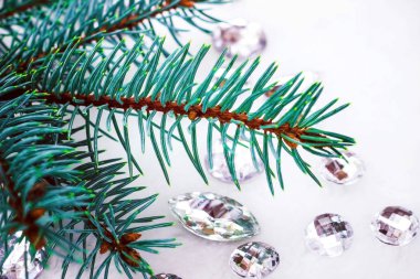 Mavi ladin şube ile dekorasyon için kristalleri.