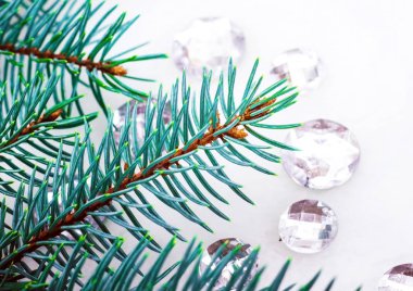 Mavi ladin şube ile dekorasyon için kristalleri.